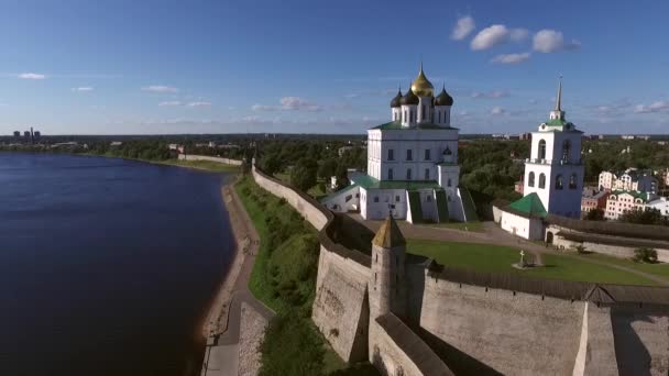 Pskov Kreml Légifelvételek a nyári idő — Stock videók