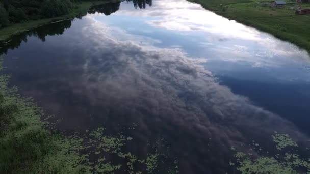 Sekiz kırsal alanlarda şeklinde göl üzerinde uçuş — Stok video