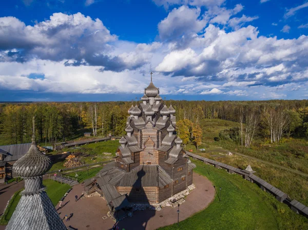 Widok z lotu ptaka drewniany kościół Świętej Dziewicy pokrycie St. Petersburg, Federacja Rosyjska — Zdjęcie stockowe