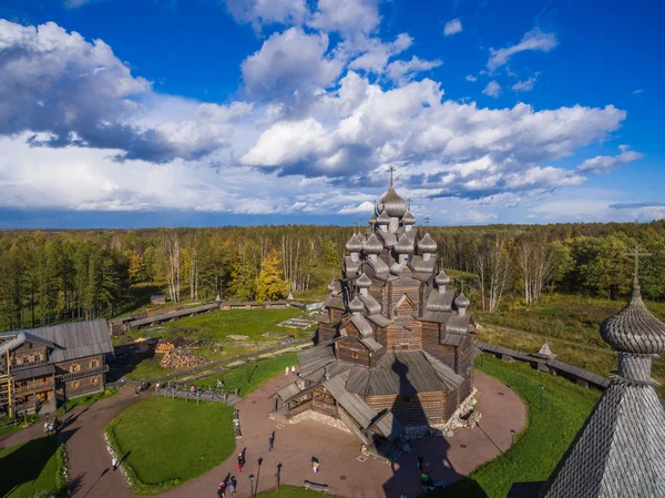 Пташиного польоту дерев'яна церква Святої Богородиці покриття Санкт-Петербурга, Росії — стокове фото