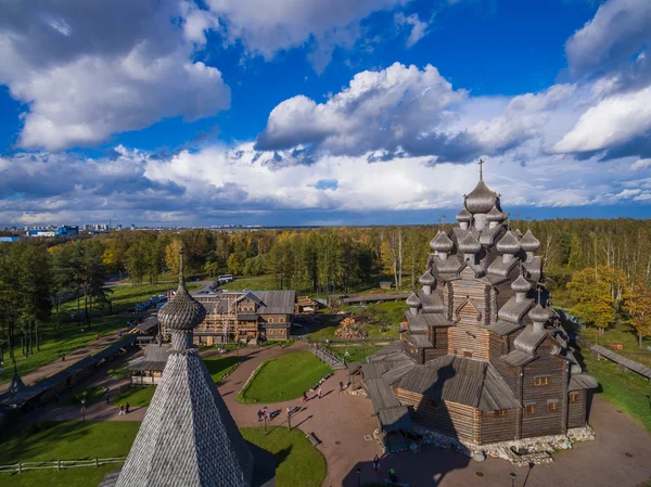 Widok z lotu ptaka drewniany kościół Świętej Dziewicy pokrycie St. Petersburg, Federacja Rosyjska — Zdjęcie stockowe
