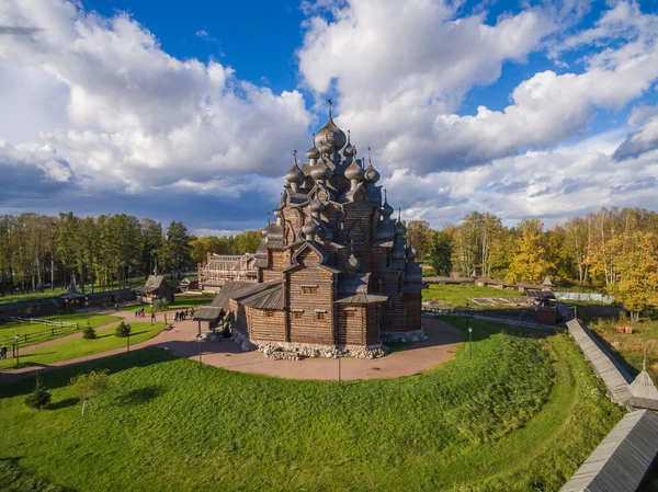Vista aérea da igreja de madeira da Capa Virgem Santa São Petersburgo, Rússia — Fotografia de Stock