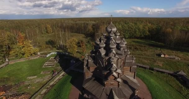 Flygande över trä kyrkan i Ryssland — Stockvideo