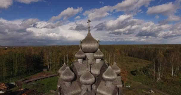 Voando sobre a igreja de madeira na Rússia — Vídeo de Stock