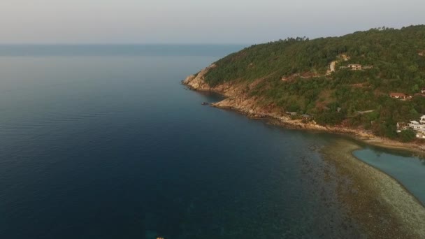 Vista aérea da praia com águas rasas — Vídeo de Stock