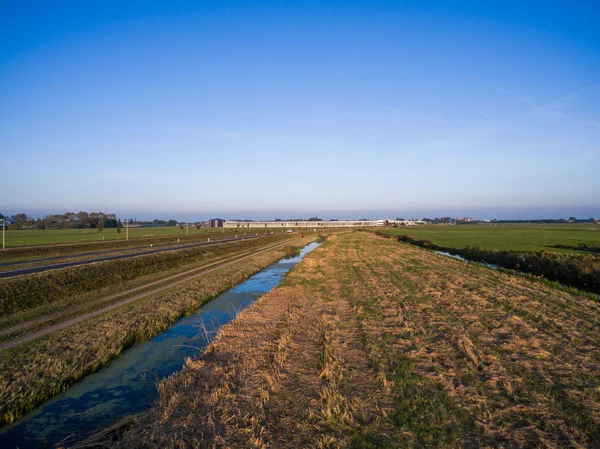 Luchtfoto van groene velden met grachten in Nederland — Stockfoto