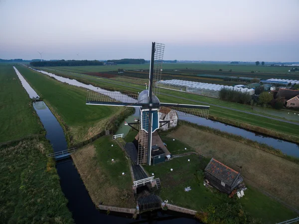 Letecký pohled na větrný mlýn v Holandsku do krajiny, Nizozemsko — Stock fotografie