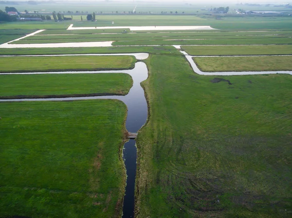 Luchtfoto van groene velden met grachten in Nederland — Stockfoto