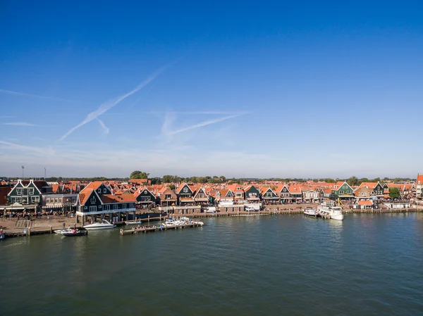 Вид с воздуха на город Волендам в Нидерландах — стоковое фото