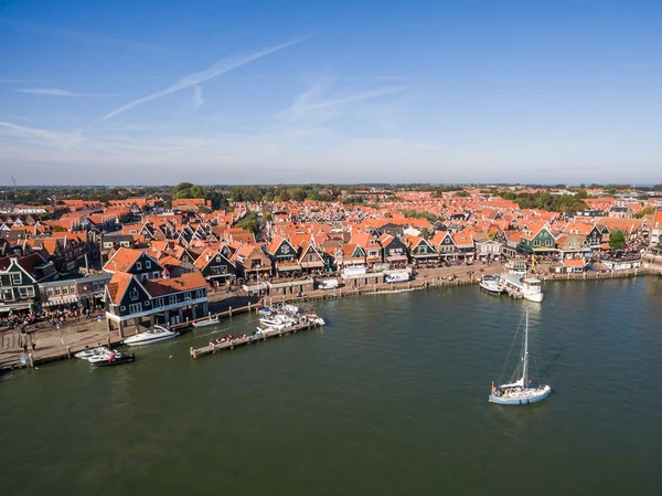 Вид с воздуха на город Волендам в Нидерландах — стоковое фото