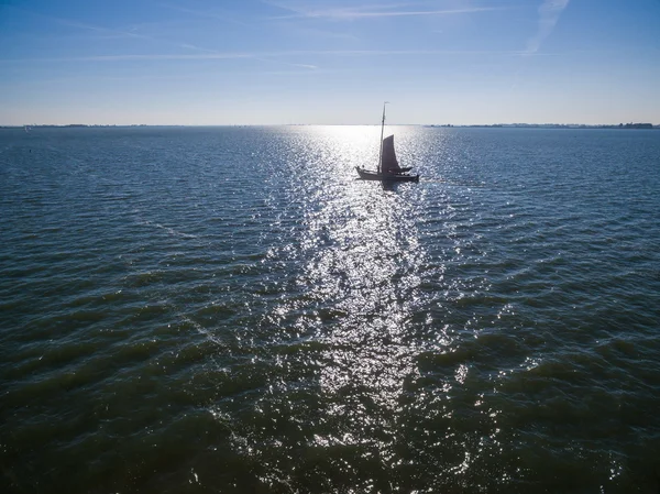 Vista aérea de una sola vela en el mar —  Fotos de Stock