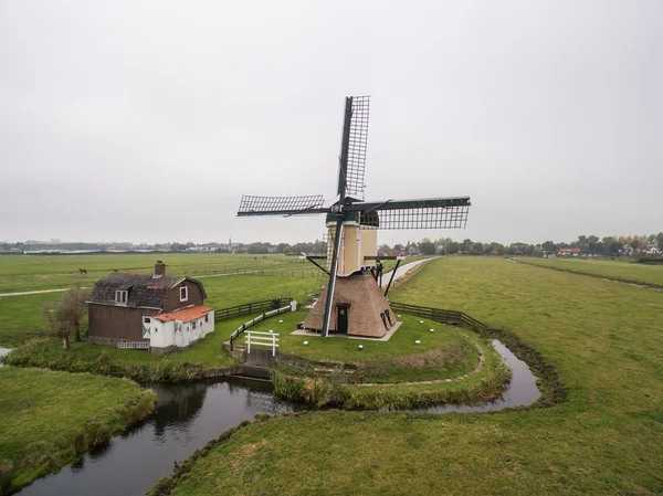 Widok z lotu ptaka wiatrak holland kraju strony, Holandia — Zdjęcie stockowe