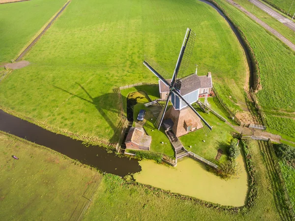 Vista aérea do moinho de vento no lado do país holandês, Países Baixos — Fotografia de Stock