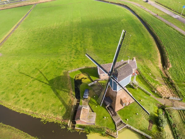 Vista aérea del molino de viento en el campo de Holanda, Países Bajos — Foto de Stock