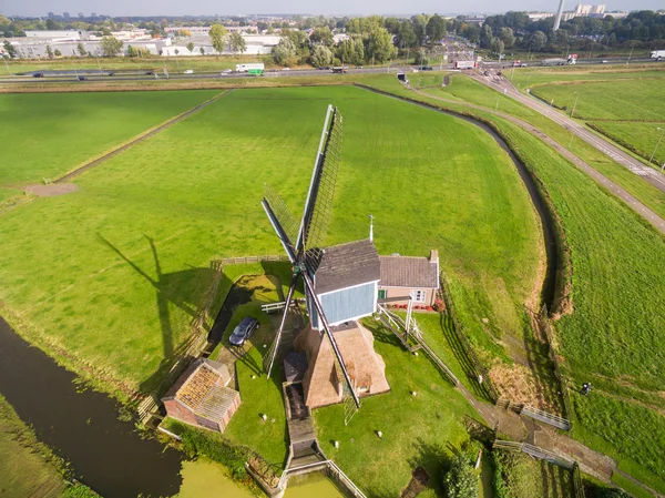 Letecký pohled na větrný mlýn v Holandsku do krajiny, Nizozemsko — Stock fotografie