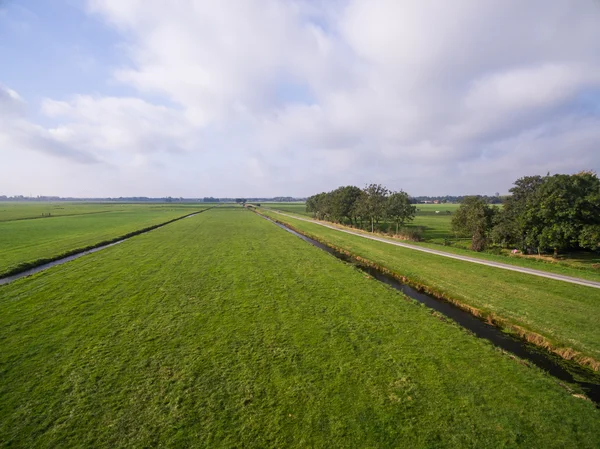 Luchtfoto van groene geometrische agrarische velden in Nederland — Stockfoto