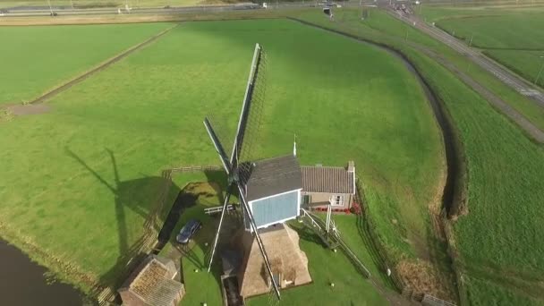 Vista aérea del molino de viento en el campo de Holanda, Países Bajos — Vídeos de Stock