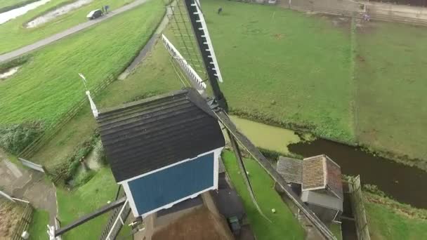 Vista aerea del mulino a vento nella campagna olandese, Paesi Bassi — Video Stock