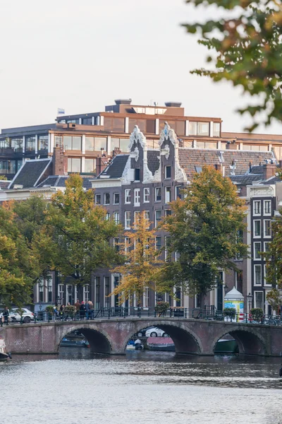 Casa tradicional smal y linda en Holanda — Foto de Stock