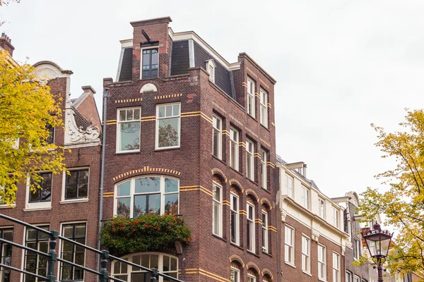 Geleneksel smal ve Hollanda'da şirin evi — Stok fotoğraf