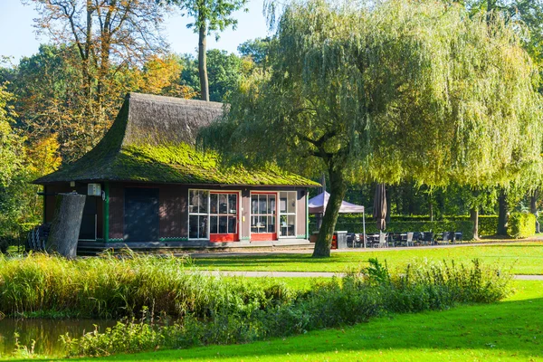 Casa tradicional smal y linda en Holanda — Foto de Stock