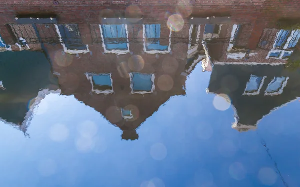 La riflessione nelle acque degli edifici locali nella città di Volendam, Olanda — Foto Stock
