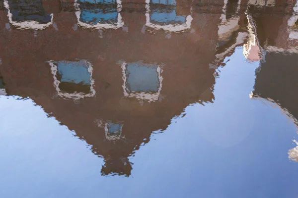 La riflessione nelle acque degli edifici locali nella città di Volendam, Olanda — Foto Stock