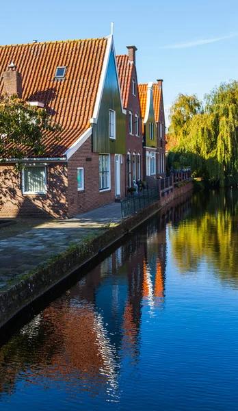 Casa tradicional smal y linda en Holanda — Foto de Stock