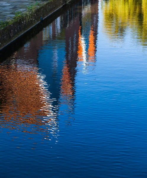 El reflejo en el agua de los edificios locales en la ciudad de Volendam, Holanda — Foto de Stock