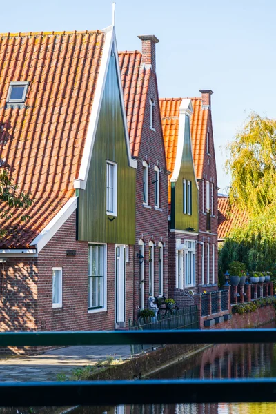 Традиционный злой и симпатичный дом в Голландии — стоковое фото
