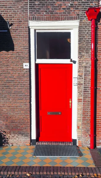 Puerta en casa tradicional pequeña y cutel en Holanda — Foto de Stock