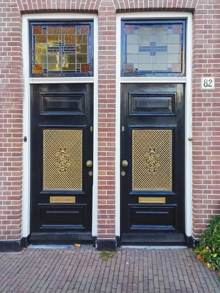 Дверь в традиционный маленький домик в Голландии — стоковое фото
