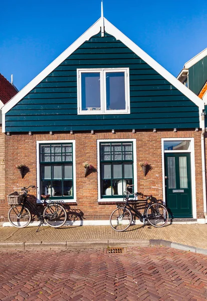 Традиционный вид городской улицы в Голландии — стоковое фото