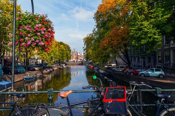 Városra Amszterdam Hollandiában a kerékpárok és a hidak — Stock Fotó