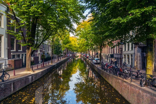 Vista della città di Amsterdam con ponti e biciclette nei Paesi Bassi — Foto Stock