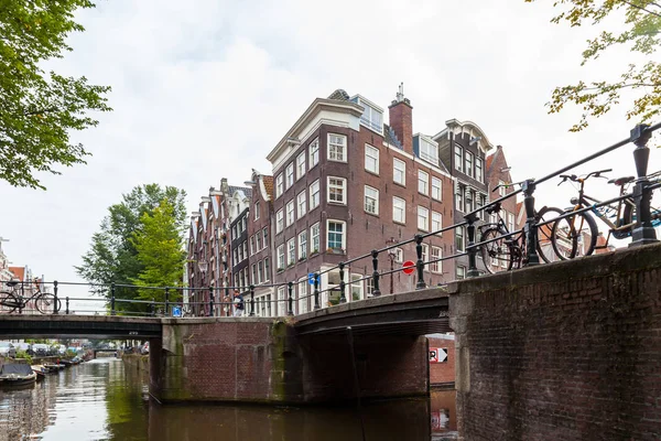 Vue sur la ville d'Amsterdam avec ponts et vélos aux Pays-Bas — Photo