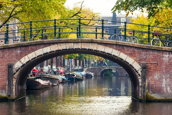 Výhled na město z Amsterdamu s mosty a jízdní kola v Nizozemsku — Stock fotografie
