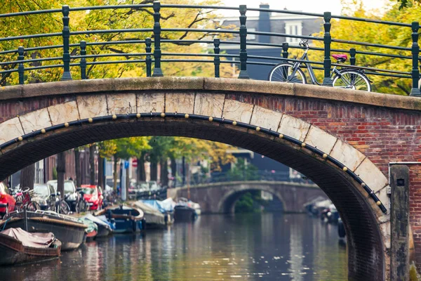 Vista da cidade de Amsterdã com pontes e bicicletas na Holanda — Fotografia de Stock