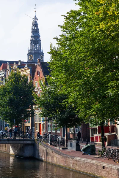 Maisons traditionnelles d'Amsterdam avec canaux et ponts — Photo