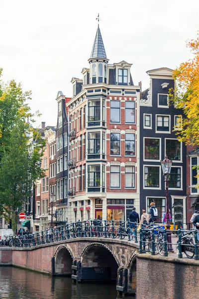 Hagyományos házak-Amszterdam-a csatornák és hidak — Stock Fotó