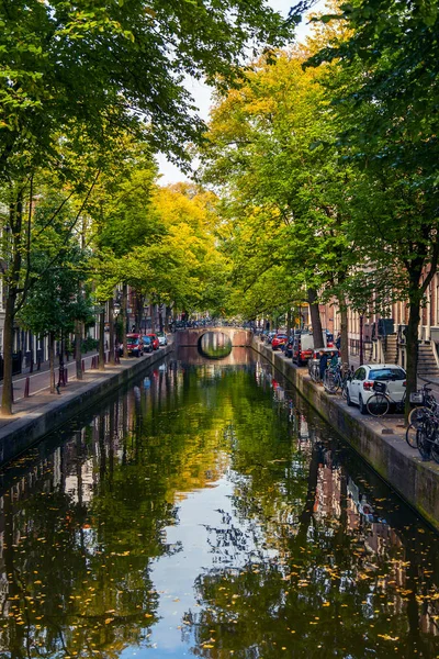 Casas tradicionales de Ámsterdam con canales y puentes — Foto de Stock