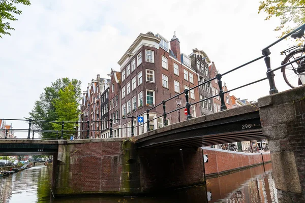 Maisons traditionnelles d'Amsterdam avec canaux et ponts — Photo