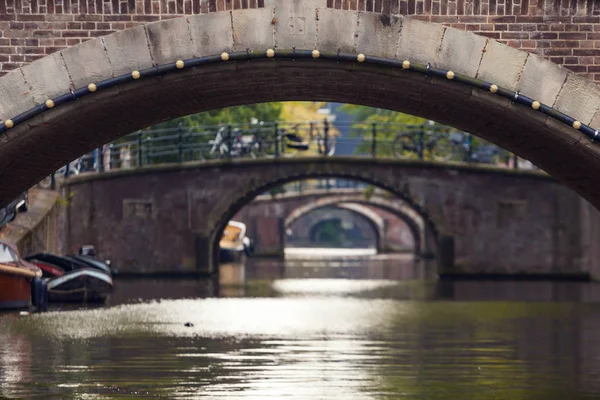 Bogenbrücken, die sich in amsterdam in die Ferne strecken — Stockfoto