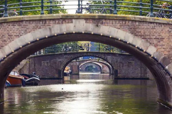 Puentes arqueados que se extienden hasta la distancia en Ámsterdam — Foto de Stock