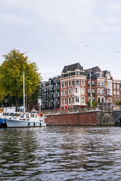 Maisons traditionnelles d'Amsterdam avec canaux et ponts — Photo