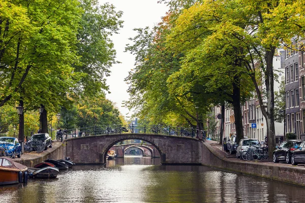 Puentes arqueados que se extienden hasta la distancia en Ámsterdam — Foto de Stock