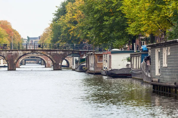 Ponts voûtés s'étendant au loin à Amsterdam — Photo