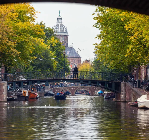 Casas tradicionales de Ámsterdam con canales y puentes — Foto de Stock