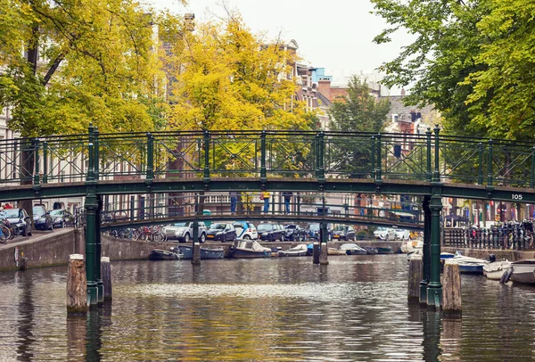 El puente sobre el canal en Amsterdam — Foto de Stock