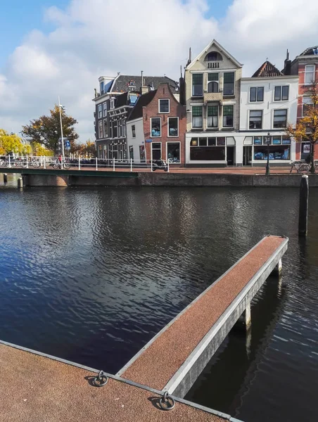 Maisons traditionnelles d'Amsterdam avec canaux et jetées — Photo